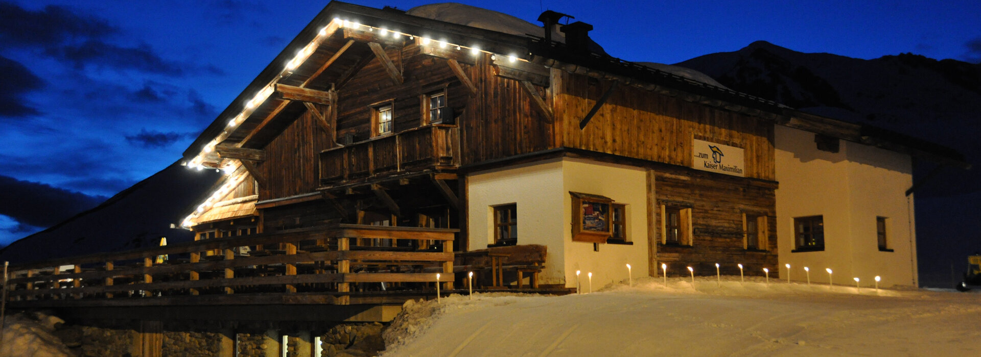 Kaisre Max Hütte bei Nacht