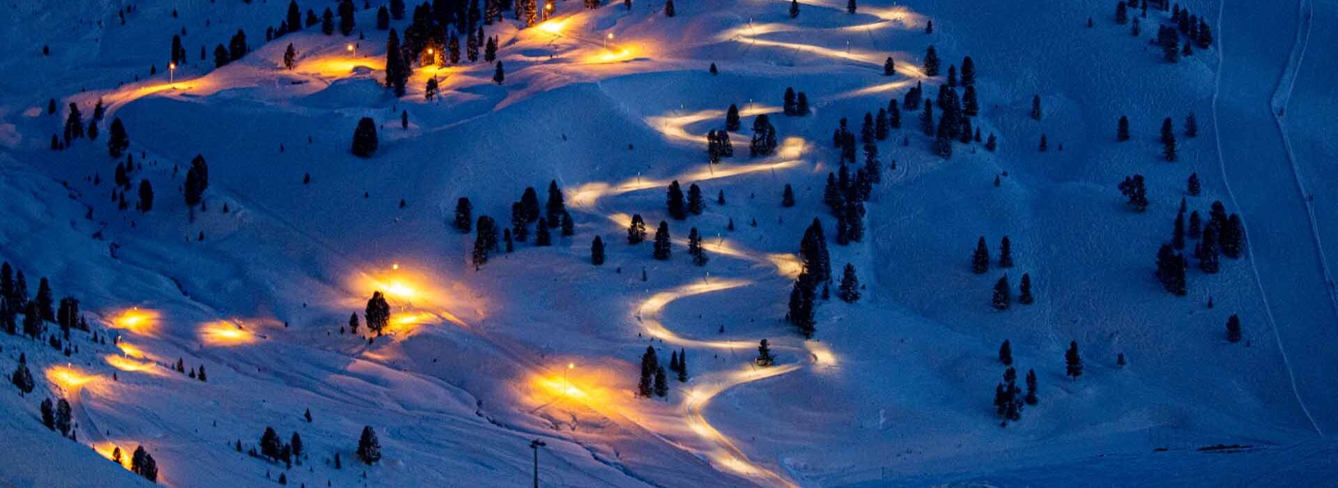 Blick auf eine beleuchtete Rodelbahn im Kühtai