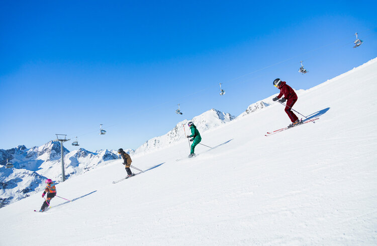 Skifahrer bei der Abfahrt 