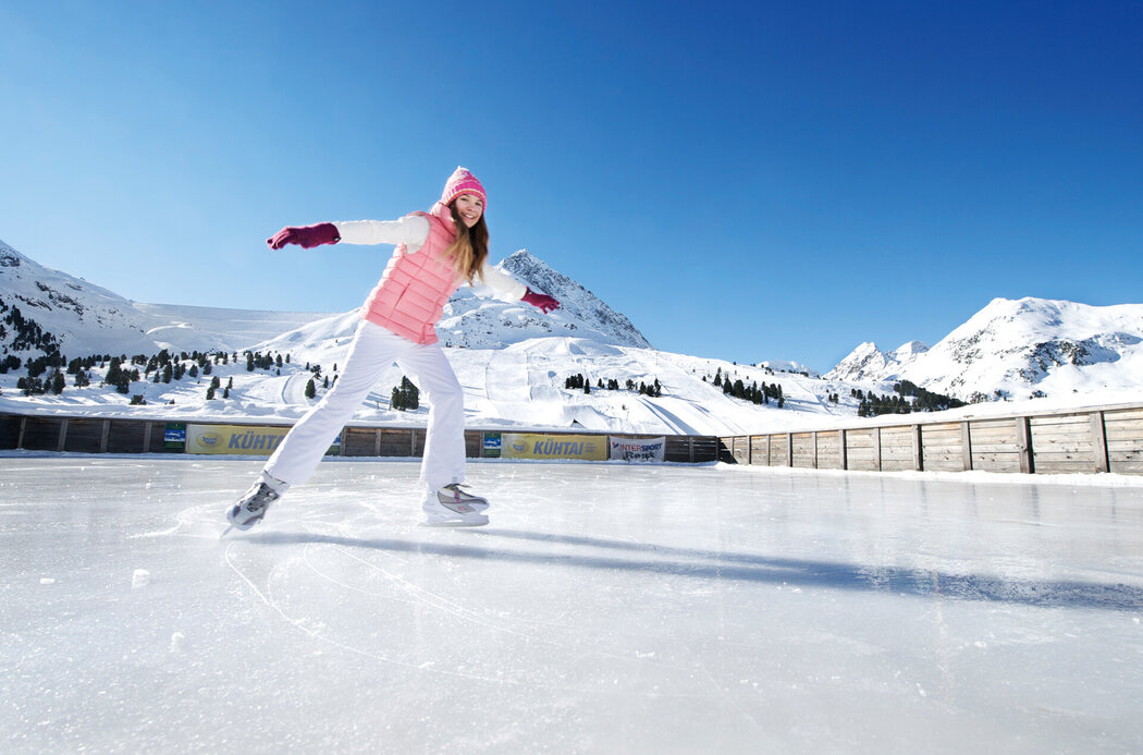 Mädchen beim Eislaufen im Kühtai