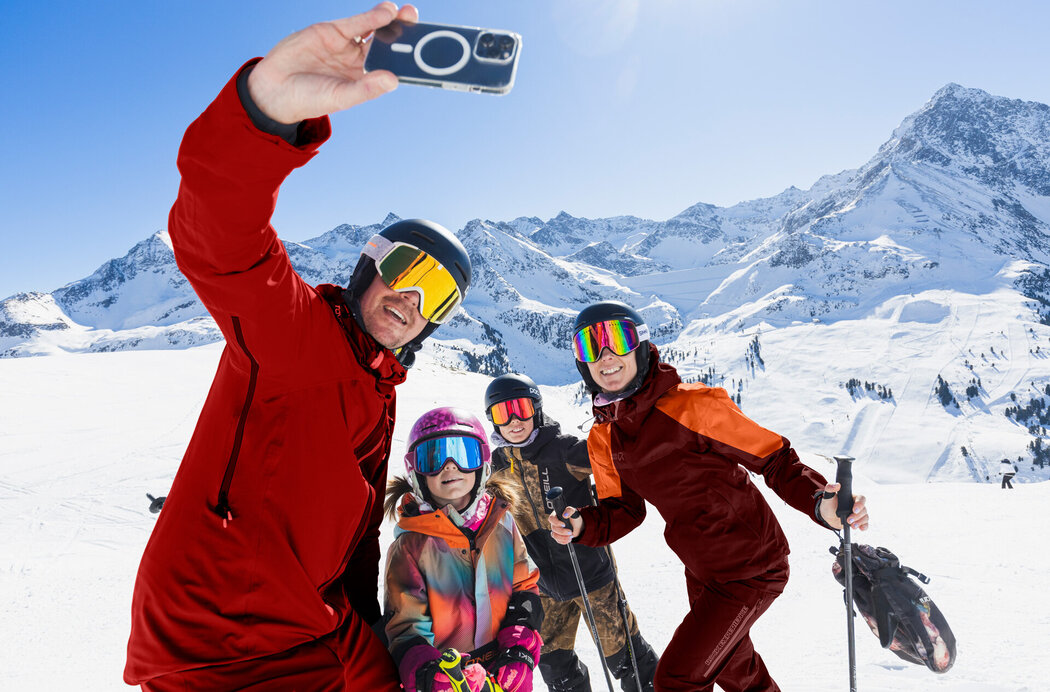 Familie macht ein Selfie auf der Piste