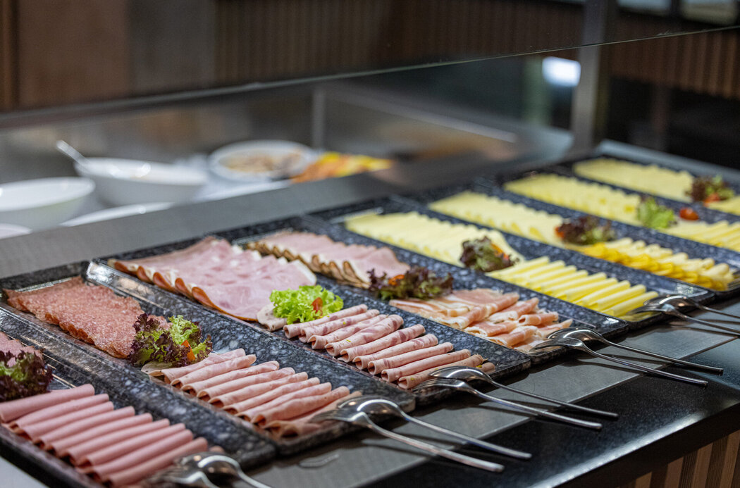 Wurst- und Käseplatten am Buffet