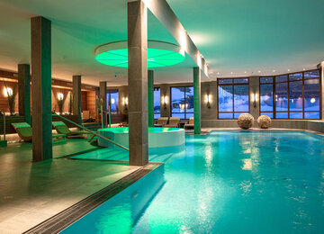 Hotelpool mit Ambiente-Beleuchtung