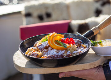 Kaiserschmarrn in der Pfanne schön dekoriert