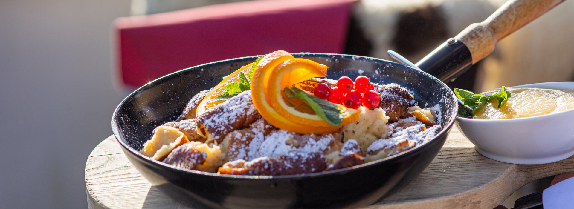 Kaiserschmarrn in der Pfanne schön dekoriert