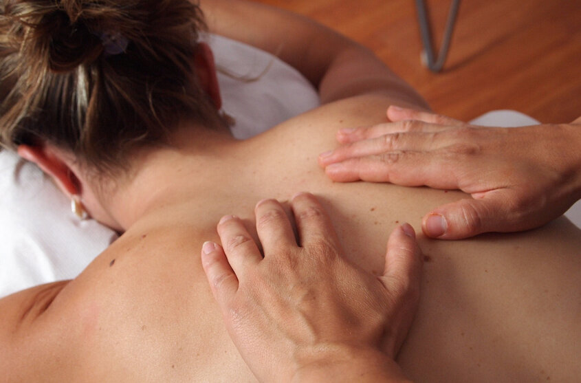 Frau bei der Rückenmassage