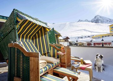 Strandkorb auf der Sonnenterrasse mit Bergblick