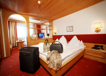 Hotelzimmer mit Gepäckstücken am Bett