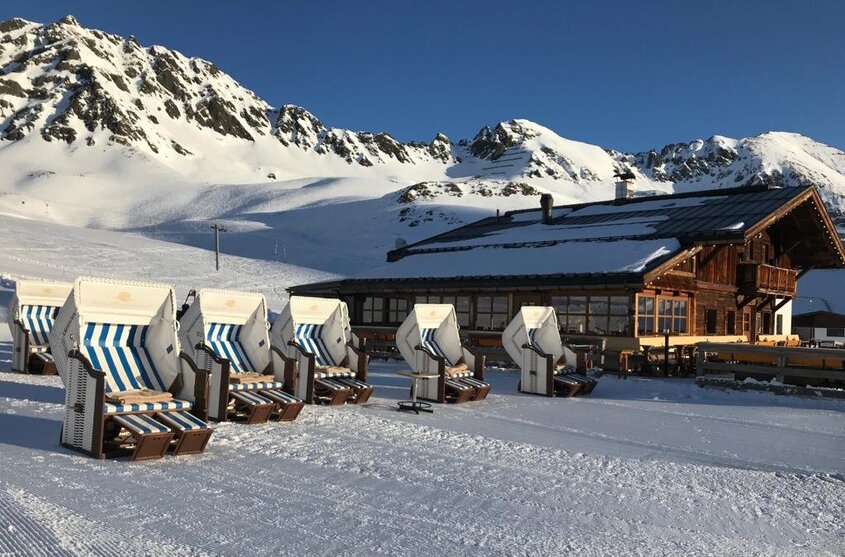 Urige Hütte mit Strandkörben in Kühtai