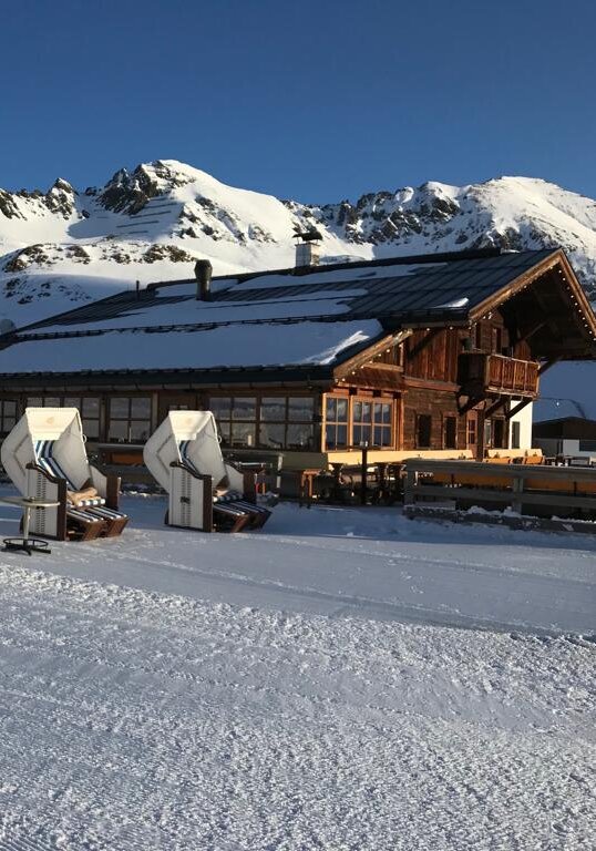 Urige Hütte mit Strandkörben in Kühtai
