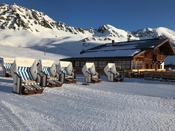 Urige Hütte mit Strandkörben in Kühtai