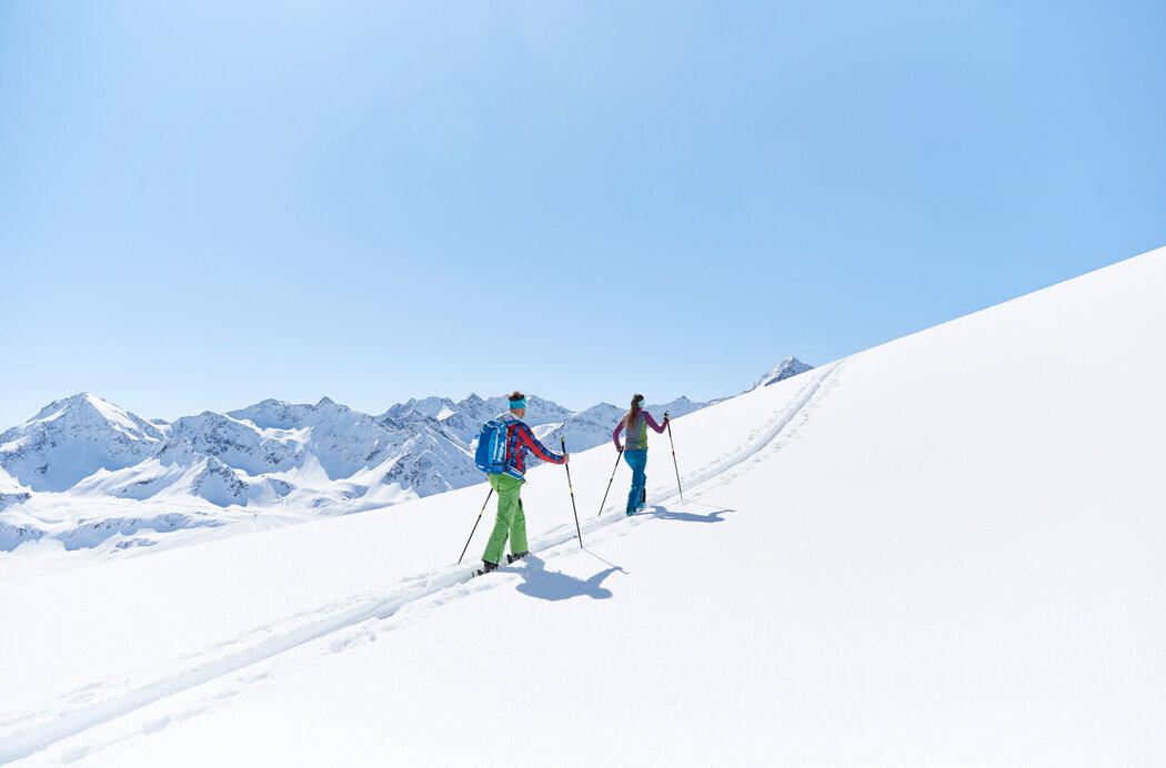 Zwei Skitourengeher bei Sonnenschein in Kühtai