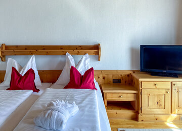 Doppelbett mit Bademantel