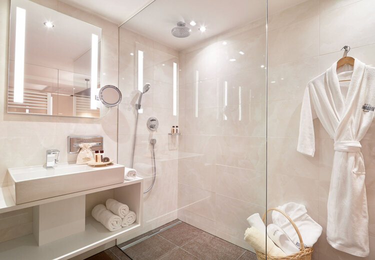 Badezimmer im Doppelzimmer De Luxe