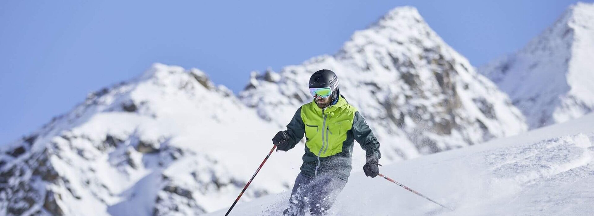 Skifahrer bei der Tiefschneeabfahrt