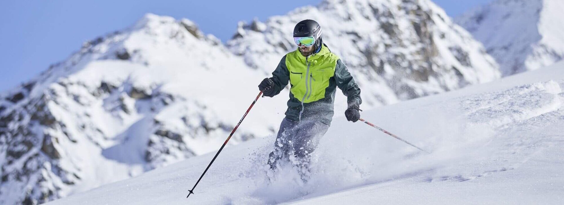 Skifahrer bei der Tiefschneeabfahrt