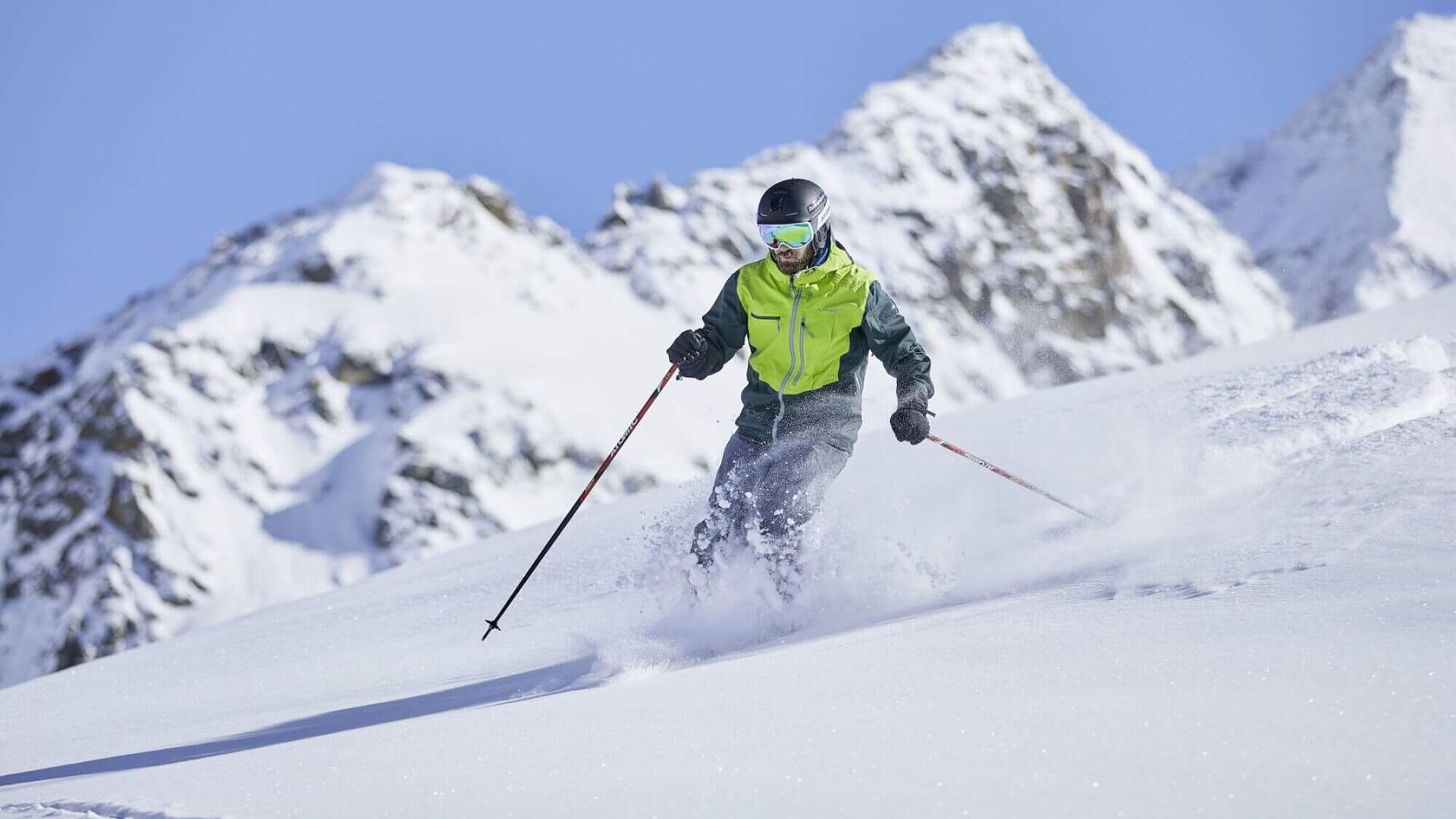 Skifahrer bei der Tiefschneeabfahrt