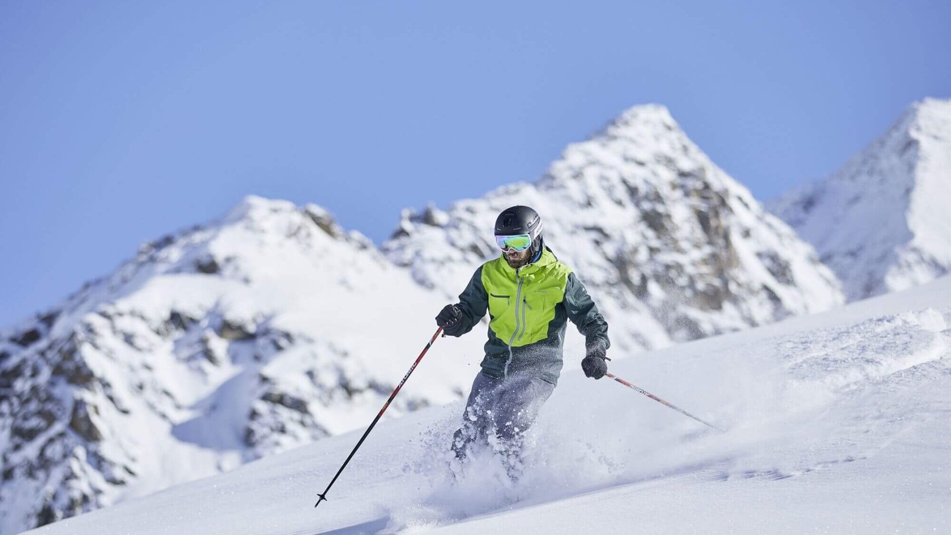 Skifahrer bei der Tiefschneeabfahrt