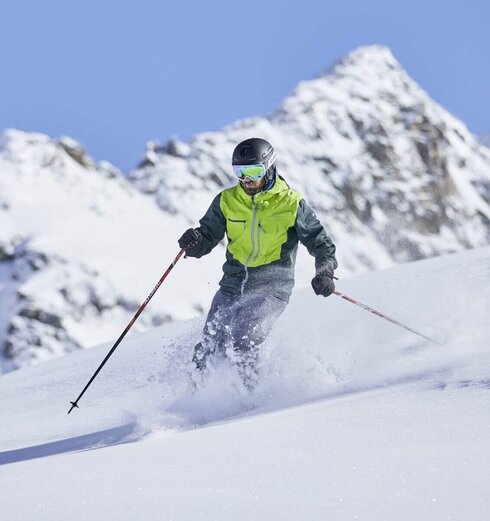 Skifahrer bei der Tiefschneeabfahrt