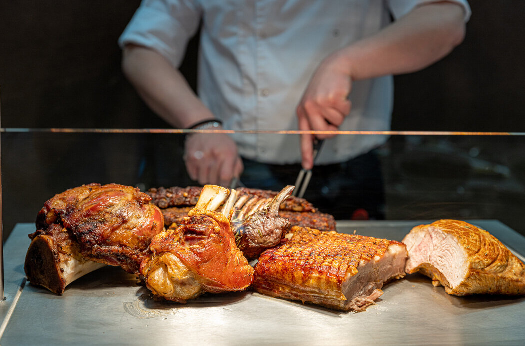 Koch schneidet Bratenfleisch