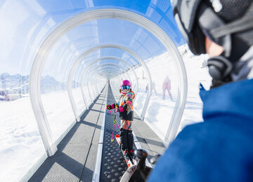 Kind am Zauberteppich in der Skischule