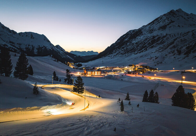 Blick auf ds beleuchtete Kühtai im Winter