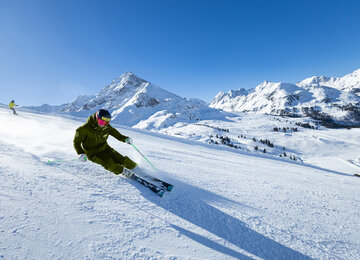 Skifahrer bei der Abfahrt