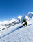 Skifahrer bei der Abfahrt im steilen Gelände