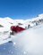 Skifahrer fährt über verschneite Piste