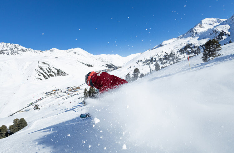 Skifahrer fährt über verschneite Piste
