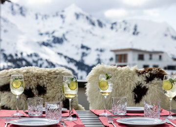 Sonnenterrasse mit gedecktem Tisch und Bergblick
