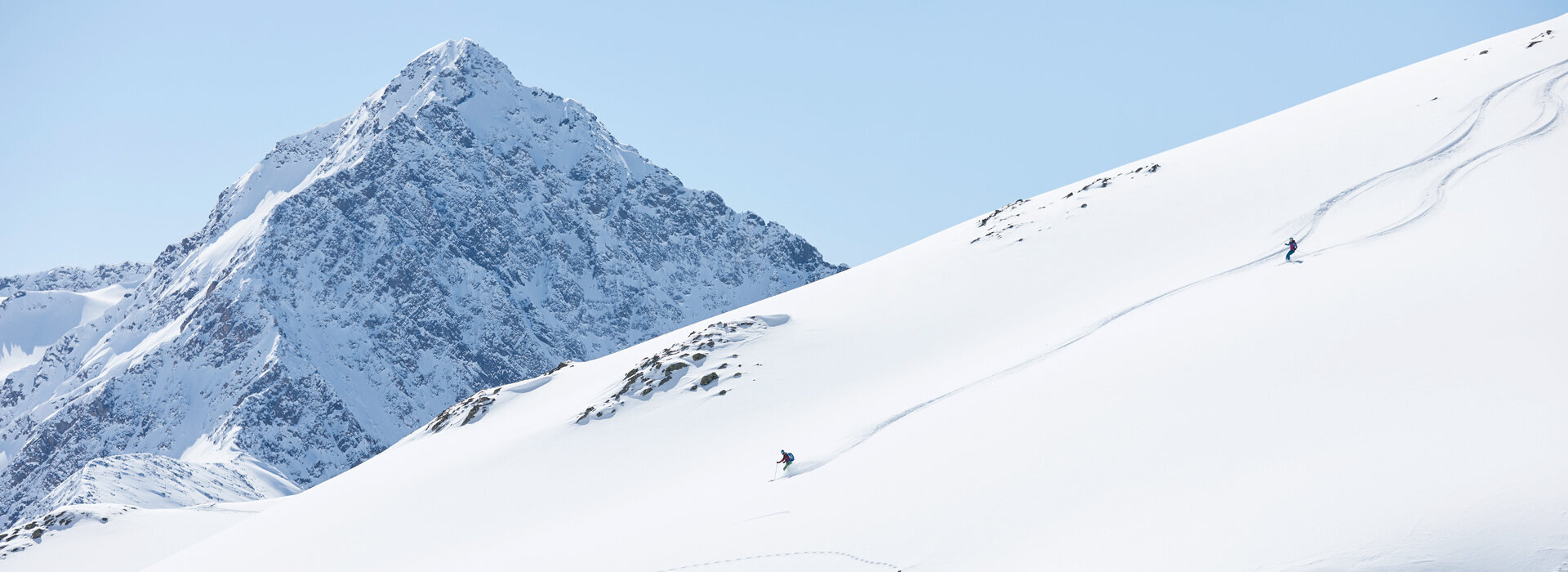 Freerider bei der Abfahrt im Tiefschnee in Kühtai