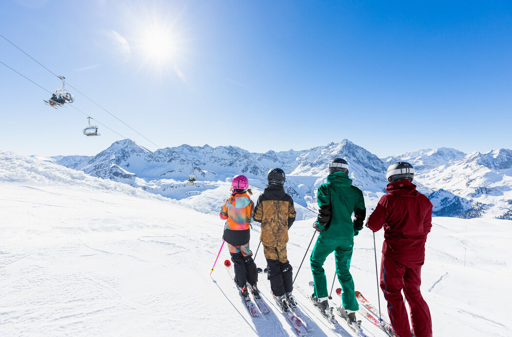 Familie beim Skifahren in Kühtai