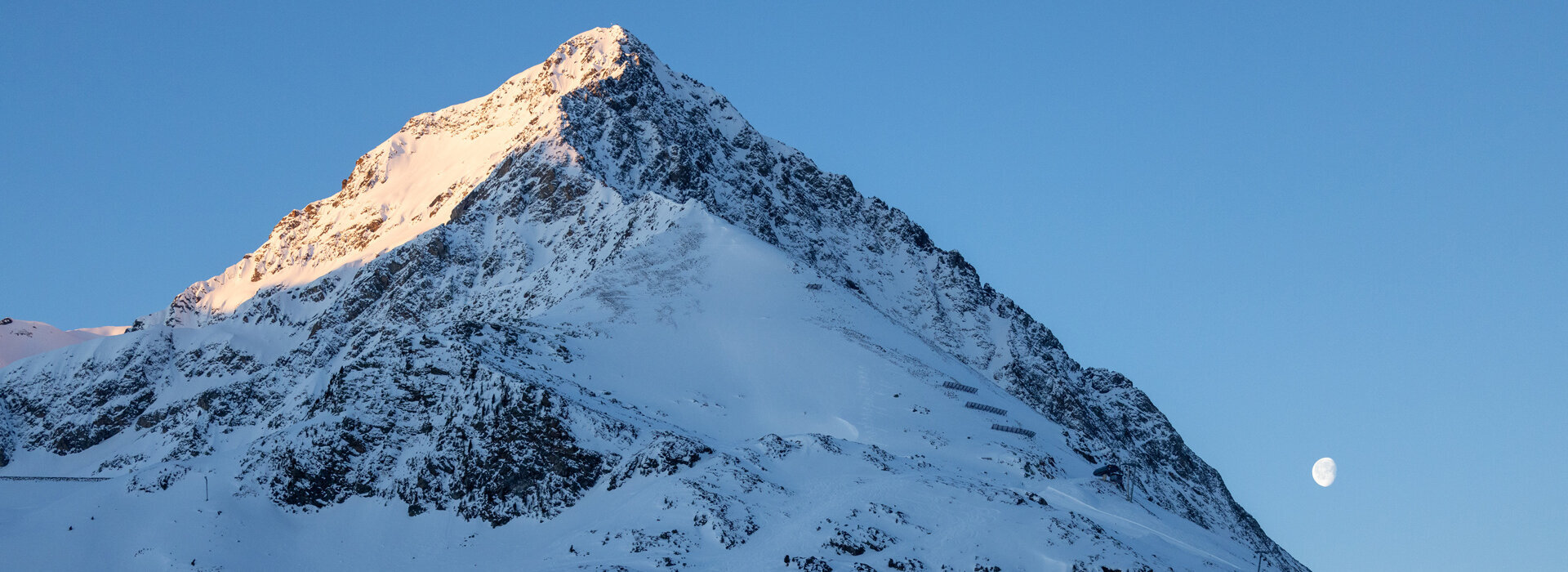 Verschneiter Berggipfel in Kühtai