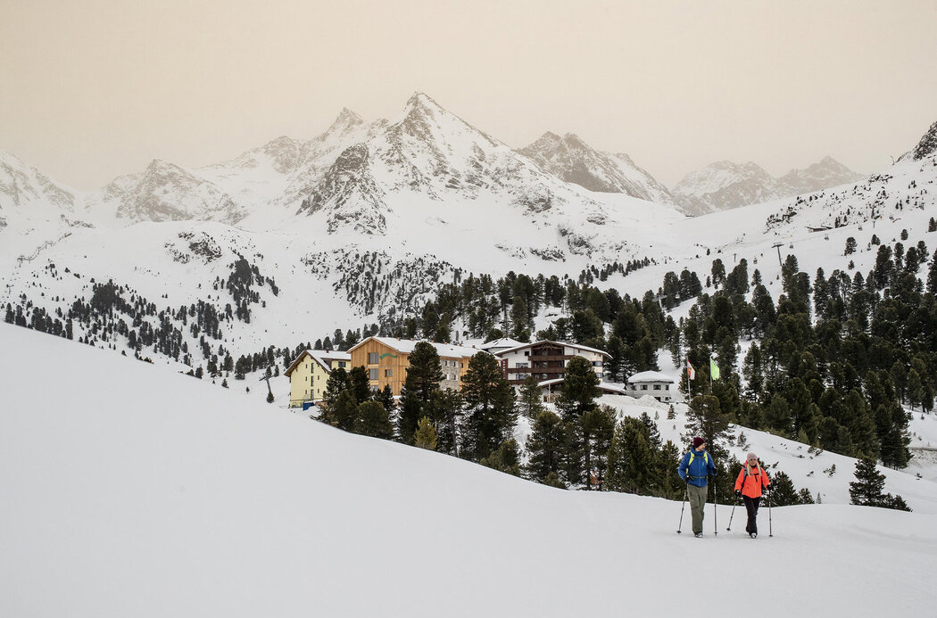2 Winterwanderer machen sich von Kühtai aus auf den Weg in die verschneite Bergwelt Tirols
