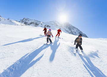 Familie bei der Skiabfahrt