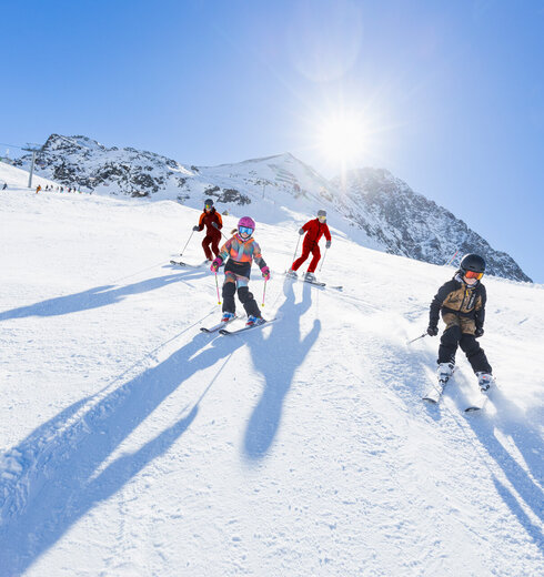 Familie bei der Skiabfahrt