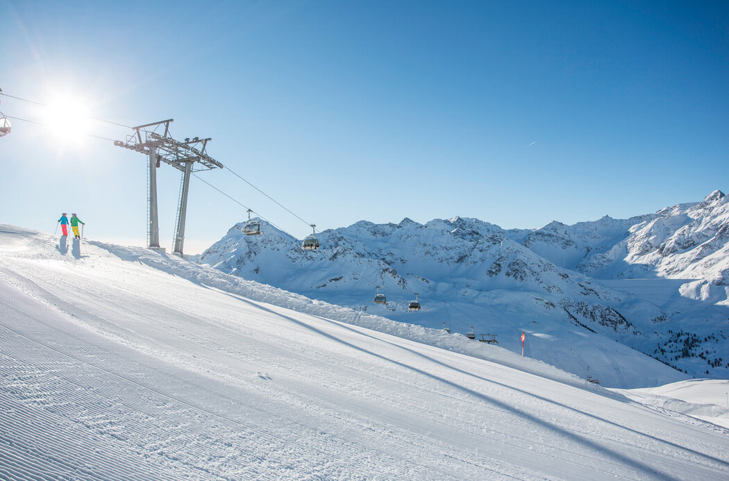 Skipiste mit Liftstützen 