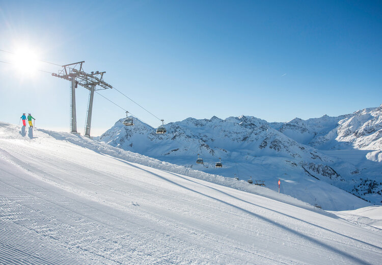 Skipiste mit Liftstützen 