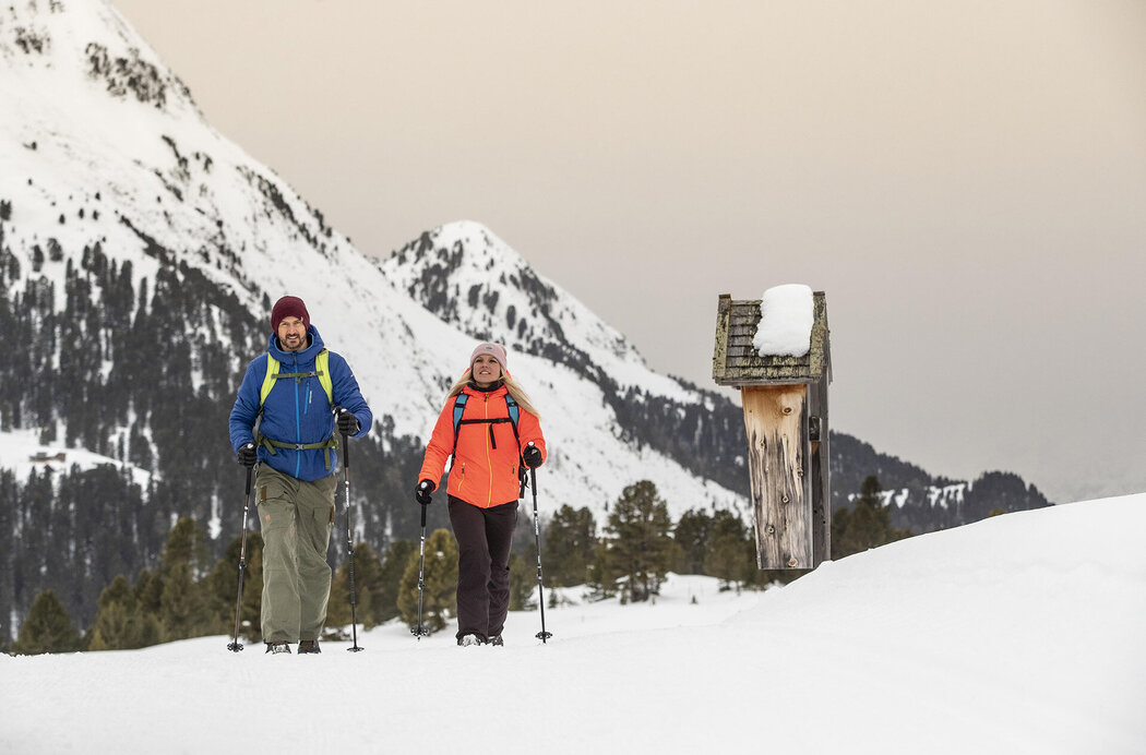 Paar auf Winterwanderung auf dem Kaiser-Franz-Josef-Weg im Kühtai