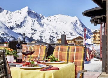 Sonnenterrasse mit gedecktem Tisch