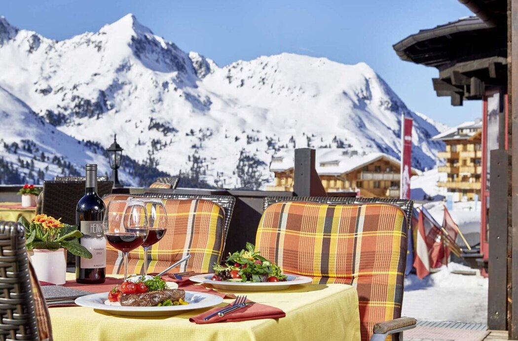 Sonnenterrasse mit gedecktem Tisch
