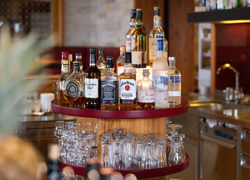 Verschiedene Spirituosen an der Bar 