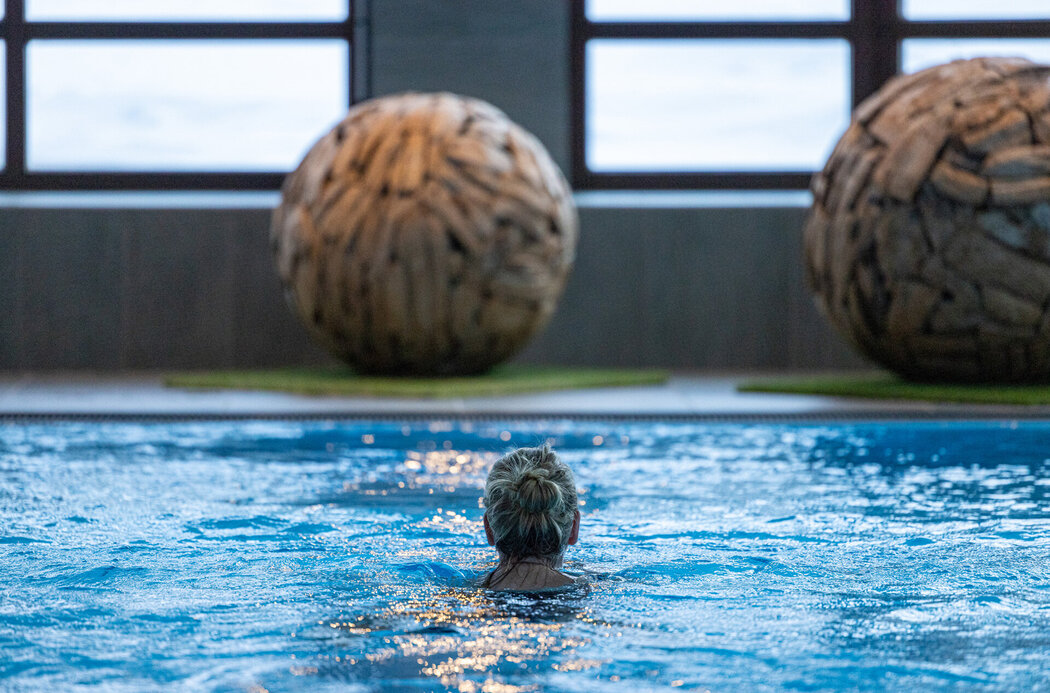 Frau im Hallenbad