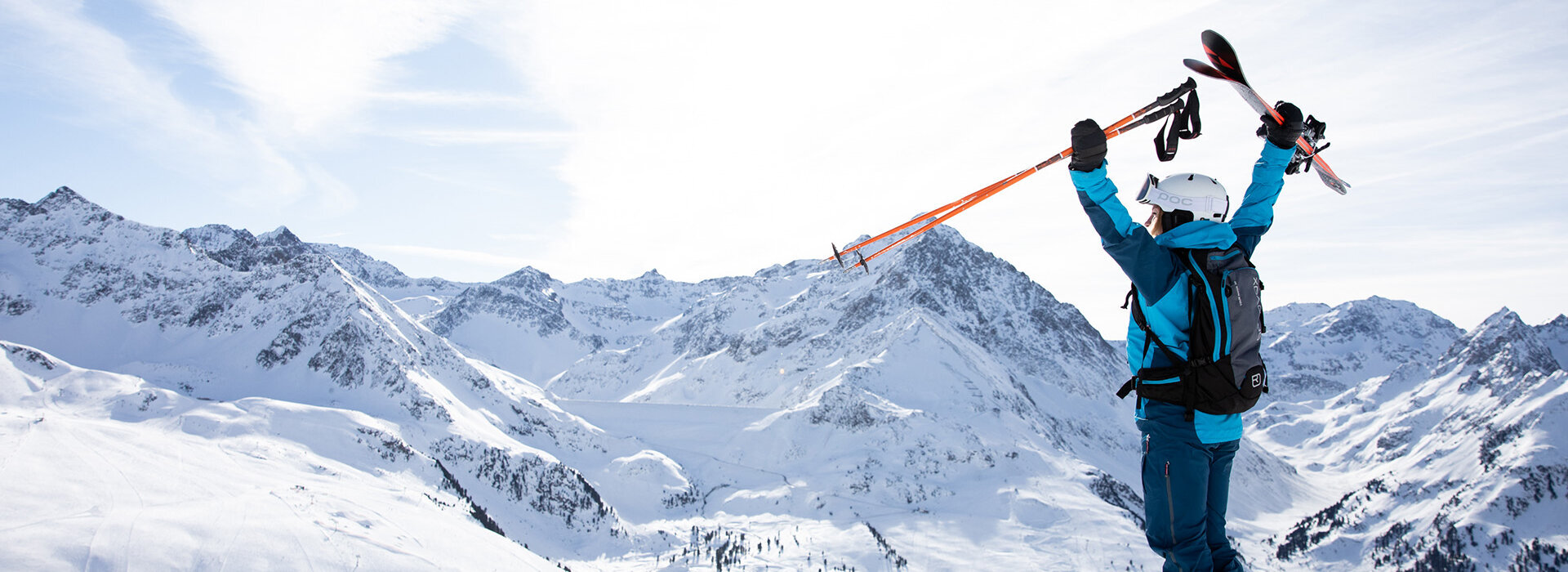 Skitourengeher am Berg mit Gipfelblick